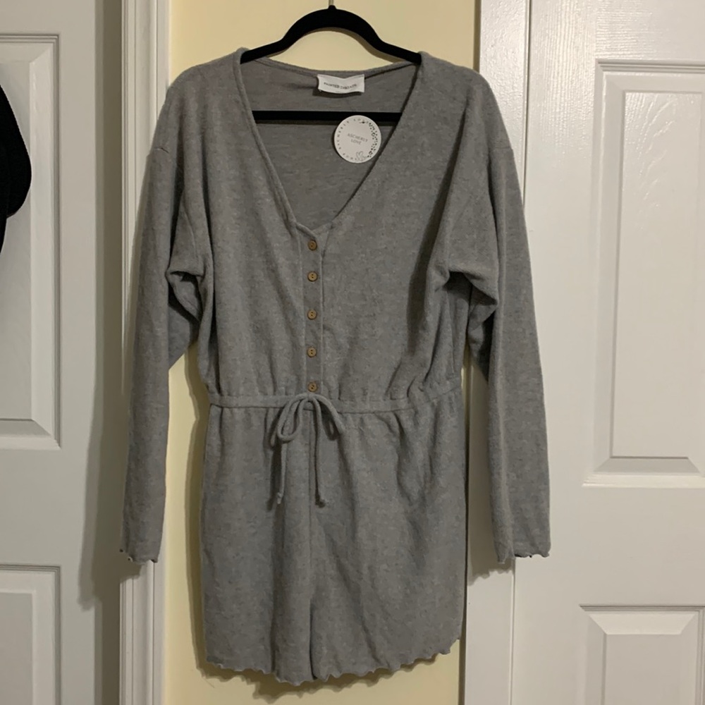 NWT Long sleeve romper (L)